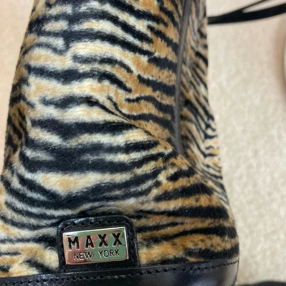 Maxx New York Tiger Print Shoulder Purse - Picture 3 of 8